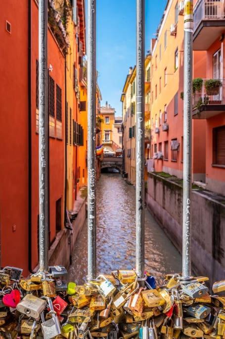 Sotto Le Due Torri 5* Apartment Bologna Exterior photo